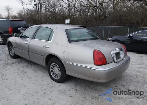 2001 Lincoln Town Car Signature z USA, uszkodzony, nr VIN 1LNHM82WX1Y633403